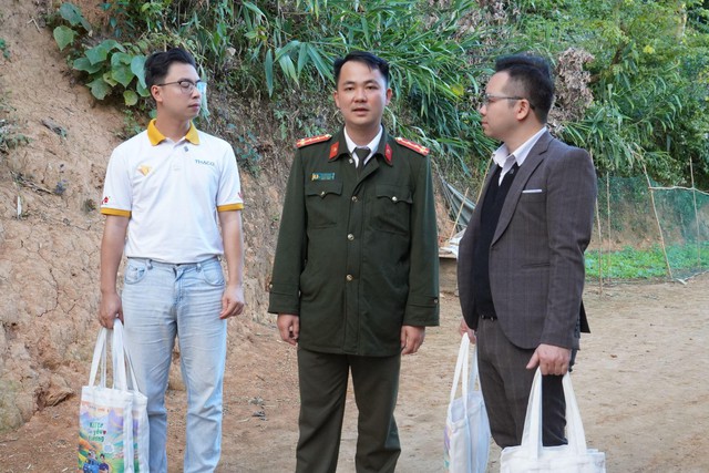 Đại úy Cà Văn Minh: "Cha nuôi" thầm lặng của 15 trẻ mồ côi ở vùng cao Điện Biên- Ảnh 1.