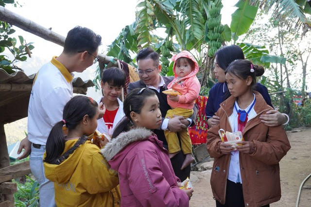 Đại úy Cà Văn Minh: "Cha nuôi" thầm lặng của 15 trẻ mồ côi ở vùng cao Điện Biên- Ảnh 2.
