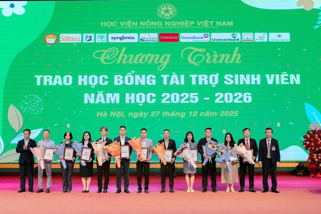Trao khoảng 1,3 tỷ đồng học bổng cho gần 300 sinh viên Học viện Nông nghiệp Việt Nam- Ảnh 1.