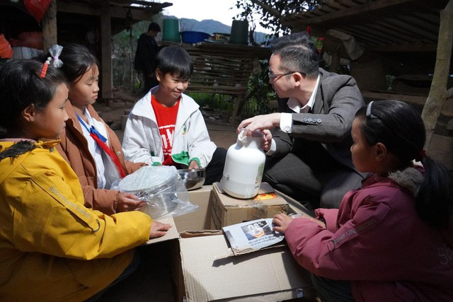 Đại úy Cà Văn Minh: "Cha nuôi" thầm lặng của 15 trẻ mồ côi ở vùng cao Điện Biên- Ảnh 3.