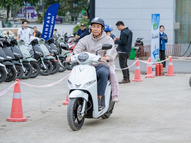 Người d&ugrave;ng y&ecirc;n t&acirc;m đi l&agrave;m, về qu&ecirc; với VinFast Feliz nhờ tầm vận h&agrave;nh l&ecirc;n tới 262 km - Ảnh 1.