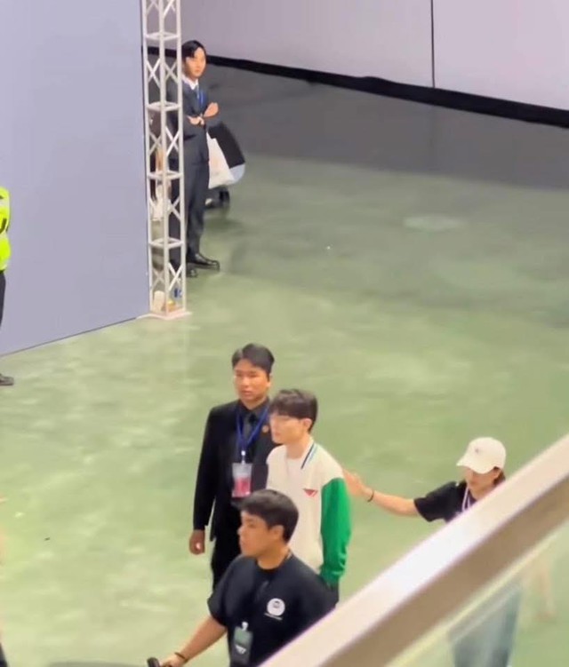 BLV đang viral khắp c&otilde;i mạng những ng&agrave;y gần đ&acirc;y v&igrave; "nh&igrave;n l&eacute;n Faker" l&agrave; ai?- Ảnh 1.