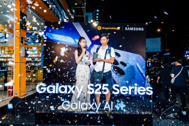 Khách hàng nô nức đến SamZone thuộc Thế Giới Di Động để nhận và trải nghiệm Galaxy S25 Series - Ảnh 2.