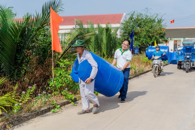 FE CREDIT chung tay vì cộng đồng, mang nước sạch đến Bến Tre và Long An - Ảnh 1.