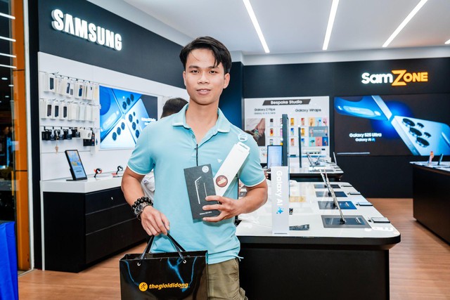 Khách hàng nô nức đến SamZone thuộc Thế Giới Di Động để nhận và trải nghiệm Galaxy S25 Series - Ảnh 3.