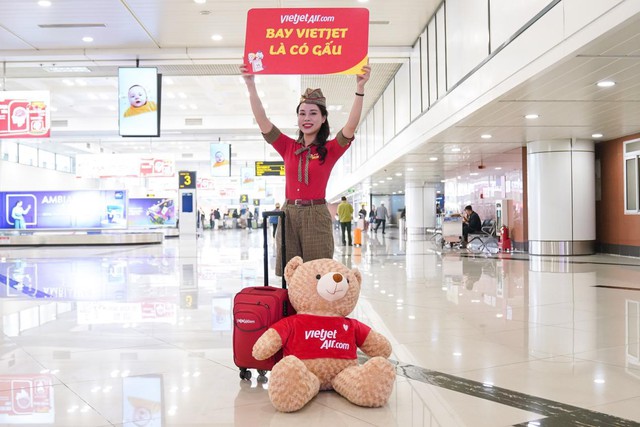 Phi hành đoàn gấu mang Valentine ngọt ngào đến với hành khách bay cùng Vietjet - Ảnh 1.