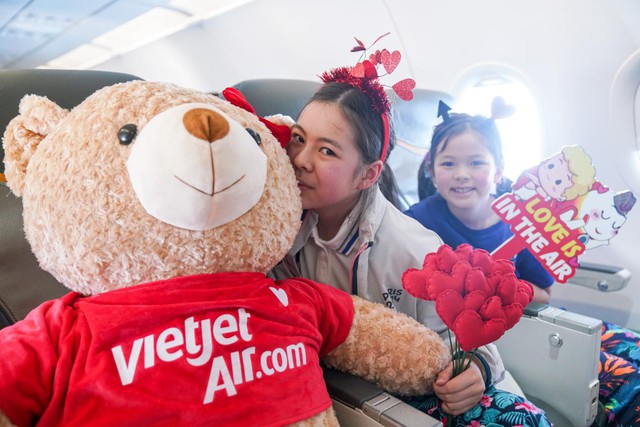 Phi hành đoàn gấu mang Valentine ngọt ngào đến với hành khách bay cùng Vietjet - Ảnh 12.