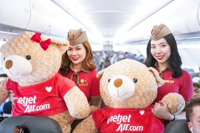 Phi hành đoàn gấu mang Valentine ngọt ngào đến với hành khách bay cùng Vietjet - Ảnh 14.