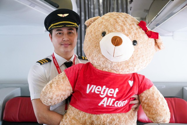 Phi hành đoàn gấu mang Valentine ngọt ngào đến với hành khách bay cùng Vietjet - Ảnh 3.