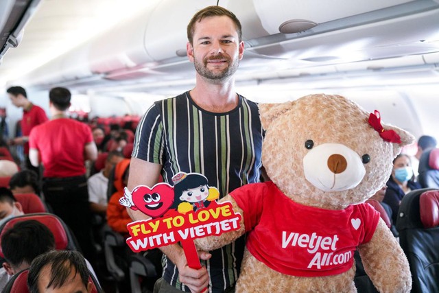 Phi hành đoàn gấu mang Valentine ngọt ngào đến với hành khách bay cùng Vietjet - Ảnh 6.