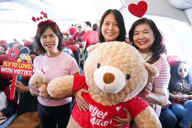 Phi hành đoàn gấu mang Valentine ngọt ngào đến với hành khách bay cùng Vietjet - Ảnh 8.