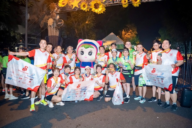 250 người Saigon Co.op xuất sắc hoàn thành chặng đua marathon Ho Chi Minh City Midnight 2025 - Ảnh 1.