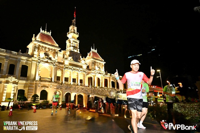 250 người Saigon Co.op xuất sắc hoàn thành chặng đua marathon Ho Chi Minh City Midnight 2025 - Ảnh 3.