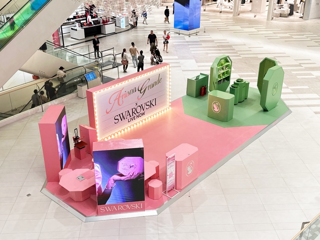 Swarovski thắp sáng Thủ đô Hà Nội bằng không gian pop-up huyền ảo tại TTTM Lotte Mall West Lake - Ảnh 1.