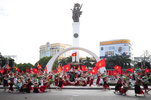 Ấn tượng lễ hội đường phố 2025 Buôn Ma Thuột - Điểm đến của cà phê thế giới - Ảnh 2.