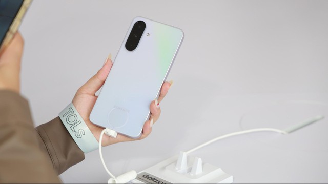 Fan công nghệ nói gì sau khi trải nghiệm sớm Galaxy A56 và A36: Thiết kế mãn nhãn, cấu hình ấn tượng - Ảnh 2.