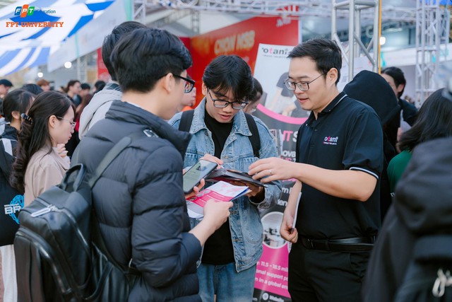 FPTU Career Fair 2025: Ngày hội việc làm lớn nhất năm của Trường Đại học FPT thu hút hàng nghìn sinh viên - Ảnh 4.