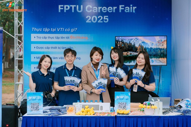 FPTU Career Fair 2025: Ngày hội việc làm lớn nhất năm của Trường Đại học FPT thu hút hàng nghìn sinh viên - Ảnh 5.