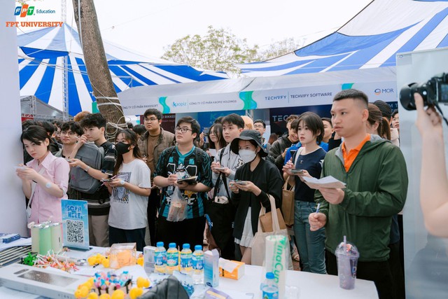 FPTU Career Fair 2025: Ngày hội việc làm lớn nhất năm của Trường Đại học FPT thu hút hàng nghìn sinh viên - Ảnh 6.