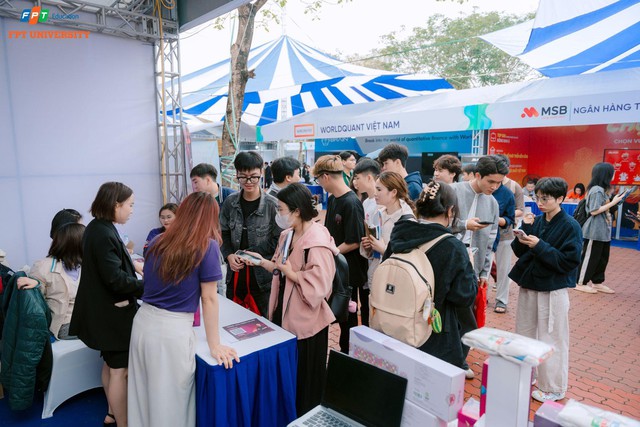 FPTU Career Fair 2025: Ngày hội việc làm lớn nhất năm của Trường Đại học FPT thu hút hàng nghìn sinh viên - Ảnh 7.