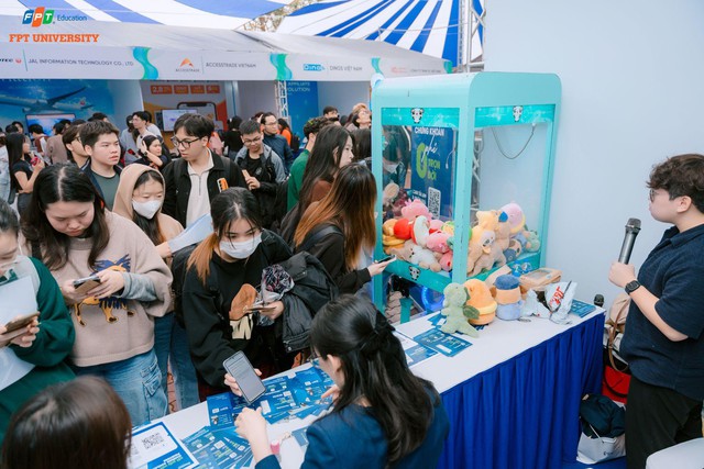 FPTU Career Fair 2025: Ngày hội việc làm lớn nhất năm của Trường Đại học FPT thu hút hàng nghìn sinh viên - Ảnh 8.