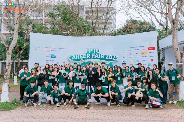 FPTU Career Fair 2025: Ngày hội việc làm lớn nhất năm của Trường Đại học FPT thu hút hàng nghìn sinh viên - Ảnh 10.