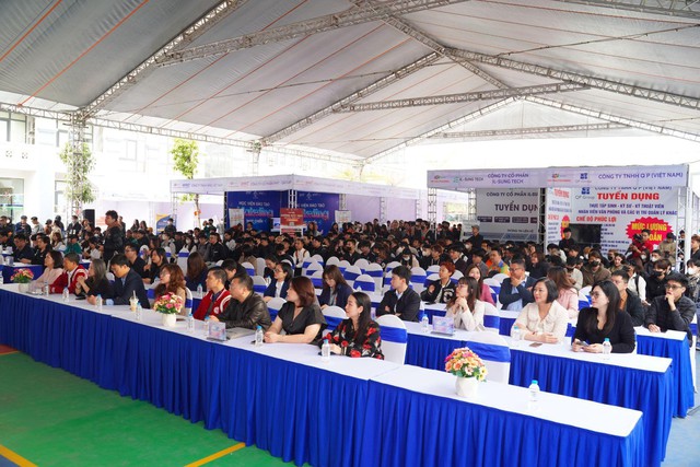 JobFair 2025: Hơn 2.000 vị trí tuyển dụng, lương khởi điểm lên đến 12 triệu đồng cho sinh viên FPT Polytechnic - Ảnh 1.