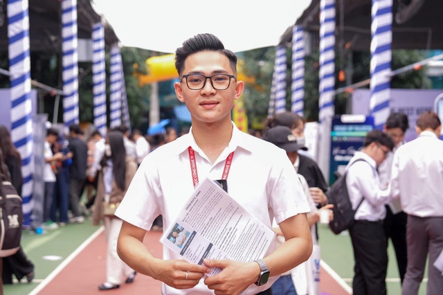 Hàng nghìn sinh viên tìm việc, kết nối cùng anh chị cựu sinh viên tại HUTECH ALUMNI JOB FAIR 2025 - Ảnh 3.