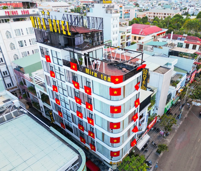Chuỗi Khách sạn Mira Quy Nhơn đỏ rực cờ Tổ quốc, rộn ràng chào đón 50 năm ngày thống nhất- Ảnh 1.
