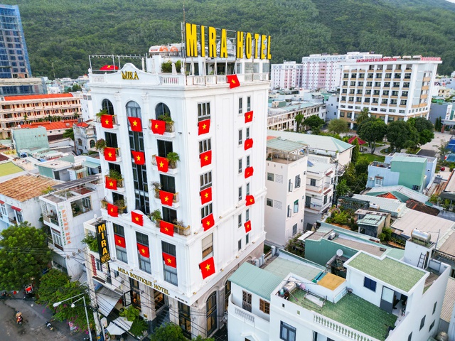 Chuỗi Khách sạn Mira Quy Nhơn đỏ rực cờ Tổ quốc, rộn ràng chào đón 50 năm ngày thống nhất- Ảnh 2.