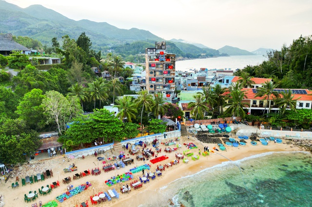 Chuỗi Khách sạn Mira Quy Nhơn đỏ rực cờ Tổ quốc, rộn ràng chào đón 50 năm ngày thống nhất- Ảnh 3.