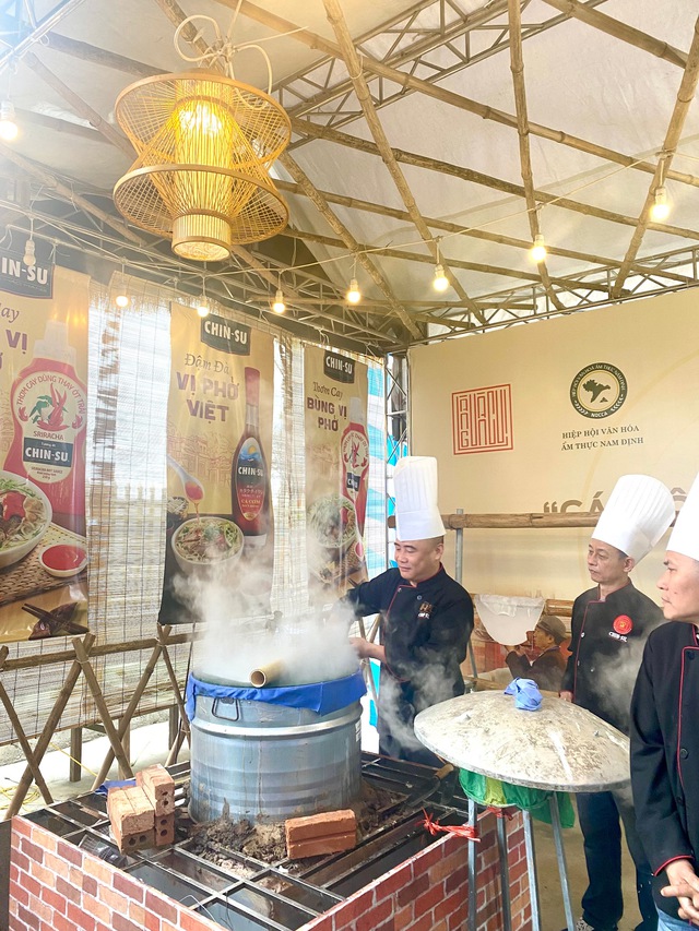 Văn hoá truyền thống tái hiện qua bát phở hội làng Vân Cù: Chiêu đãi 6.000 bát phở cho du khách, tôn vinh ẩm thực Việt- Ảnh 1.