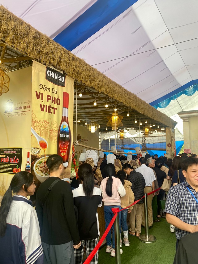 Văn hoá truyền thống tái hiện qua bát phở hội làng Vân Cù: Chiêu đãi 6.000 bát phở cho du khách, tôn vinh ẩm thực Việt- Ảnh 3.