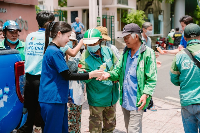 Những nụ cười mát lành giữa trưa hè từ xe nước miễn phí của Long Châu- Ảnh 1. Những nụ cười mát lành giữa trưa hè từ xe nước miễn phí của Long Châu- Ảnh 1.