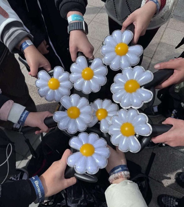 Cơn sốt G-Dragon đổ bộ Việt Nam: Vật phẩm thương hiệu cháy hàng- Ảnh 1. Cơn sốt G-Dragon đổ bộ Việt Nam: Vật phẩm thương hiệu cháy hàng- Ảnh 1.