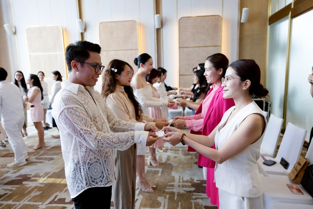 Lớp học nghi thức kinh doanh: Xu hướng mới của giới doanh nhân - Ảnh 2. Lớp học nghi thức kinh doanh: Xu hướng mới của giới doanh nhân - Ảnh 2.