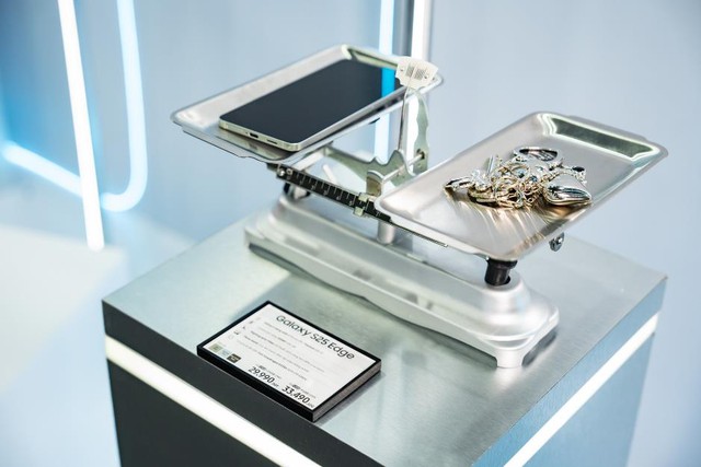 Samsung chứng tỏ vị thế “chiếu trên” với flagship mỏng nhẹ, lấn lướt loạt smartphone rập khuôn thiết kế- Ảnh 1. Samsung chứng tỏ vị thế “chiếu trên” với flagship mỏng nhẹ, lấn lướt loạt smartphone rập khuôn thiết kế- Ảnh 1.