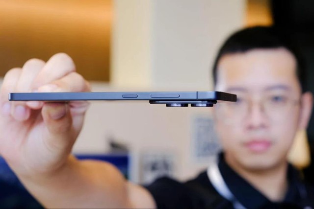 Samsung chứng tỏ vị thế “chiếu trên” với flagship mỏng nhẹ, lấn lướt loạt smartphone rập khuôn thiết kế- Ảnh 4. Samsung chứng tỏ vị thế “chiếu trên” với flagship mỏng nhẹ, lấn lướt loạt smartphone rập khuôn thiết kế- Ảnh 4.