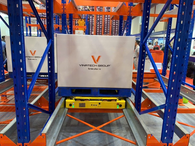 Vinatech Group ra mắt kệ tự động Shuttle Four Way tại VIMF 2025- Ảnh 1. Vinatech Group ra mắt kệ tự động Shuttle Four Way tại VIMF 2025- Ảnh 1.