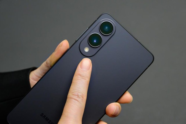 Samsung định hình xu hướng thiết kế tinh gọn với smartphone siêu mỏng nhẹ- Ảnh 3. Samsung định hình xu hướng thiết kế tinh gọn với smartphone siêu mỏng nhẹ- Ảnh 3.