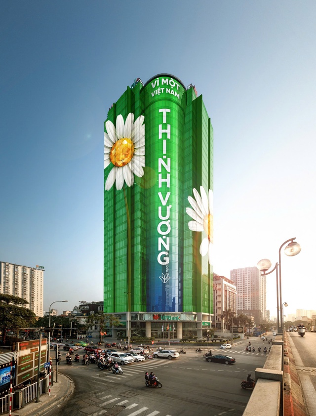 Từ cúc trắng đến màn mưa lịch sử: VPBank “sĩ” về truyền thông lẫn kinh doanh - Ảnh 1. Từ cúc trắng đến màn mưa lịch sử: VPBank “sĩ” về truyền thông lẫn kinh doanh - Ảnh 1.