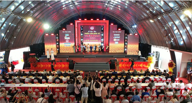 Khám phá gian hàng nệm lò xo túi cao cấp tại Vietbuild 2025- Ảnh 3.