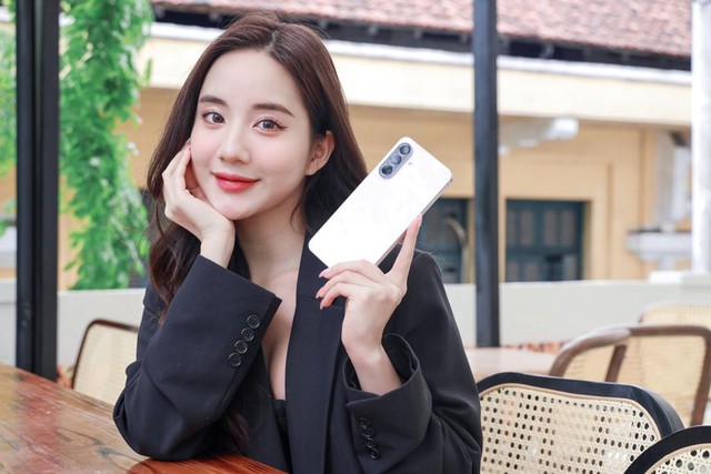 Chụp ảnh xinh như “nàng thơ” nhờ món “bảo bối” này: Đây là bí kíp Gen Z đang truyền tai nhau- Ảnh 1.