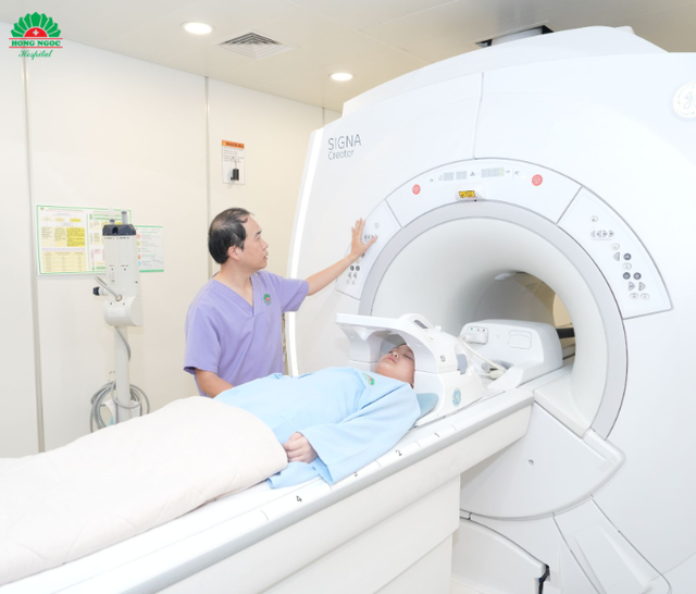 Tầm soát dậy thì sớm, bé gái bất ngờ phát hiện khối u não - Ảnh 1. Tầm soát dậy thì sớm, bé gái bất ngờ phát hiện khối u não - Ảnh 1.