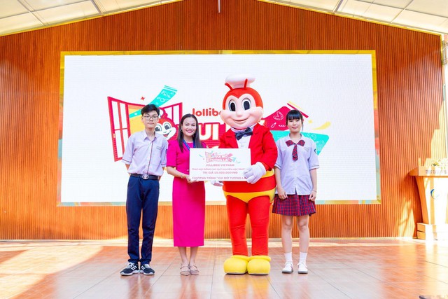 Jollibee trao 150 học bổng đến học sinh qua dự án “Vui Mở Tương Lai”- Ảnh 2. Jollibee trao 150 học bổng đến học sinh qua dự án “Vui Mở Tương Lai”- Ảnh 2.