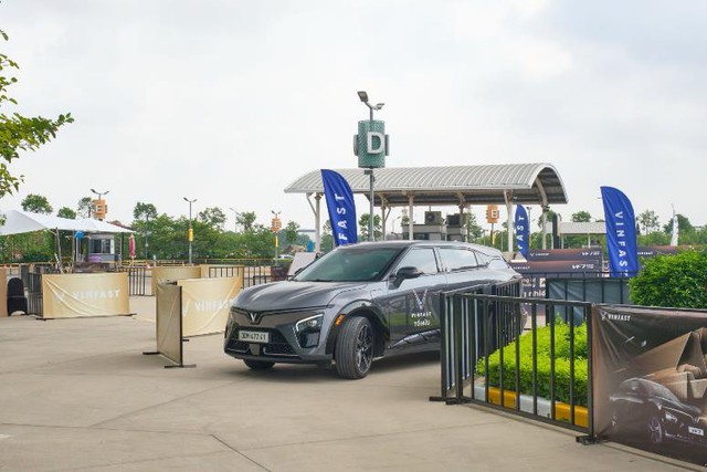 Khách hàng chạy thử VinFast VF 7 lần đầu tiên: “Xe lái mượt, êm ái, về sẽ mua cho con gái”- Ảnh 3. Khách hàng chạy thử VinFast VF 7 lần đầu tiên: “Xe lái mượt, êm ái, về sẽ mua cho con gái”- Ảnh 3.