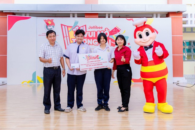 Jollibee trao 150 học bổng đến học sinh qua dự án “Vui Mở Tương Lai”- Ảnh 3. Jollibee trao 150 học bổng đến học sinh qua dự án “Vui Mở Tương Lai”- Ảnh 3.