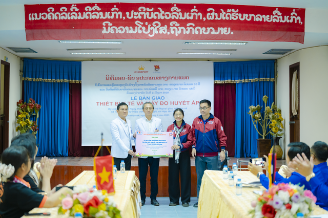 Người dân Lào xúc động khi được hỗ trợ hàng trăm thiết bị y tế kịp thời- Ảnh 2.