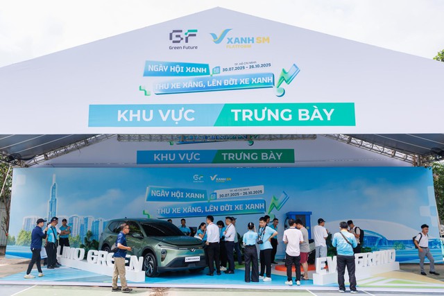 Bác tài TP.HCM lên đời xe xanh quá dễ dàng tại “Ngày hội xanh” - Ảnh 1.