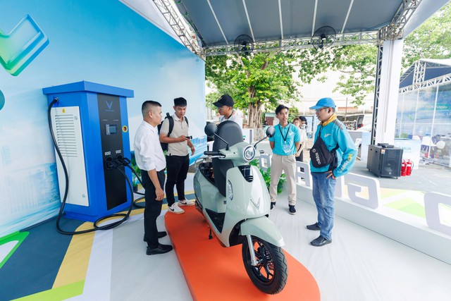 Bác tài TP.HCM lên đời xe xanh quá dễ dàng tại “Ngày hội xanh” - Ảnh 2.